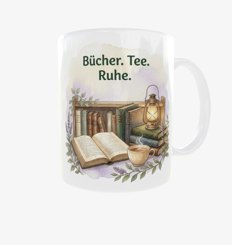 Weiße Lese-Tasse mit Henkel rechts, dem Spruch ‚Bücher. Tee. Ruhe.‘, Bücherregal, Teetasse und leuchtender Laterne