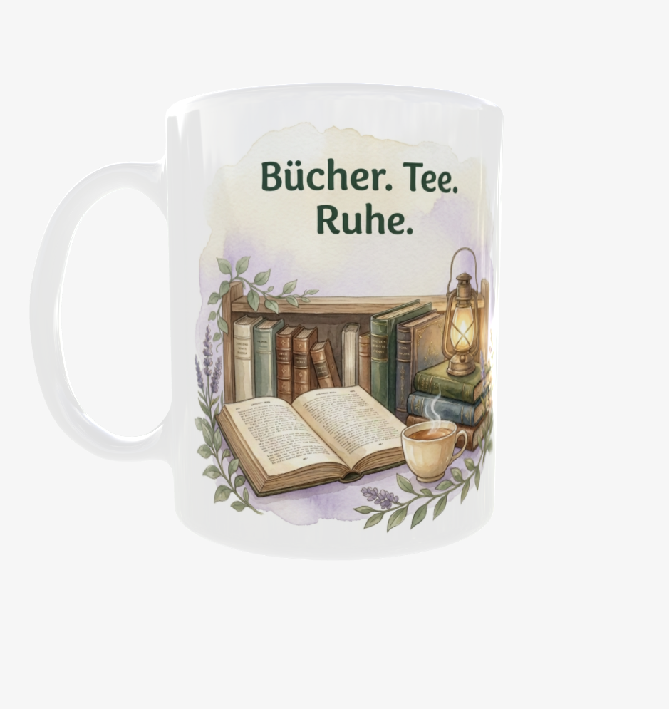 Weiße Lese-Tasse mit Henkel links und dem Motiv ‚Bücher. Tee. Ruhe.‘ mit offenem Buch, Bücherstapeln, Tee und Blättern.