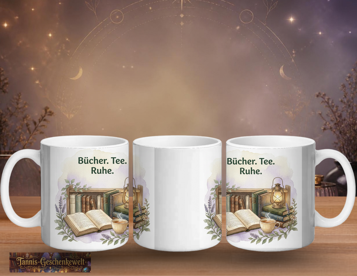 Drei Ansichten einer weißen Lese-Tasse mit dem Spruch ‚Bücher. Tee. Ruhe.‘, Bücherregal, offenem Buch, Tee und Laterne