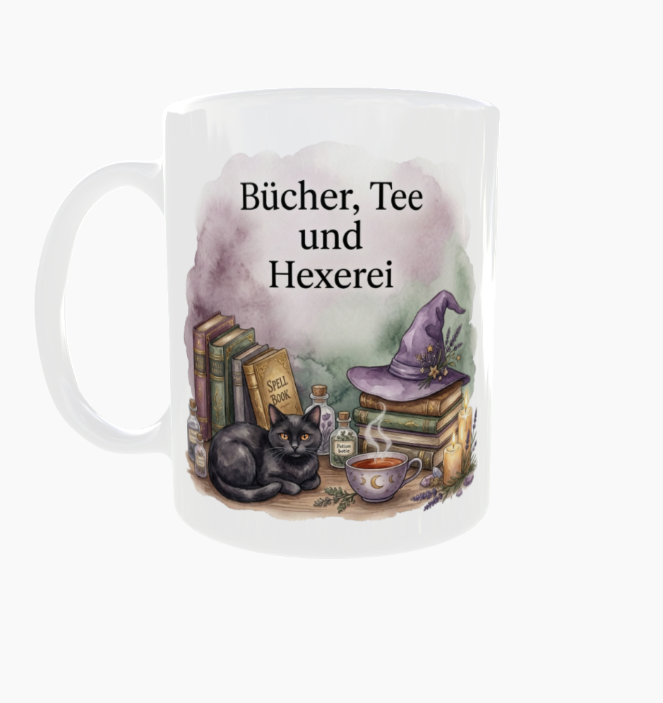Bücher, Tee und Hexerei“ mit Henkel links und Aquarellmotiv mit schwarzer Katze, Büchern und Hexenhut