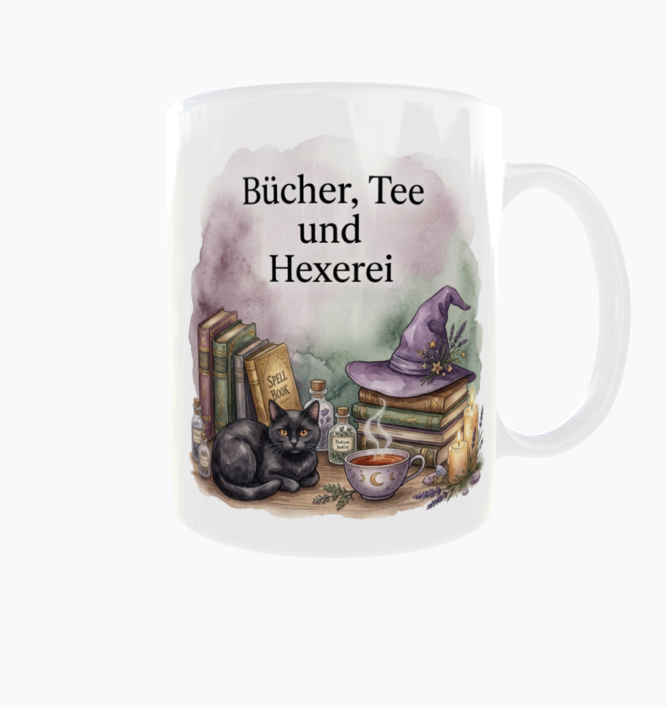 Bücher, Tee und Hexerei“ mit Henkel rechts und Aquarellmotiv mit schwarzer Katze, Büchern und Hexenhut