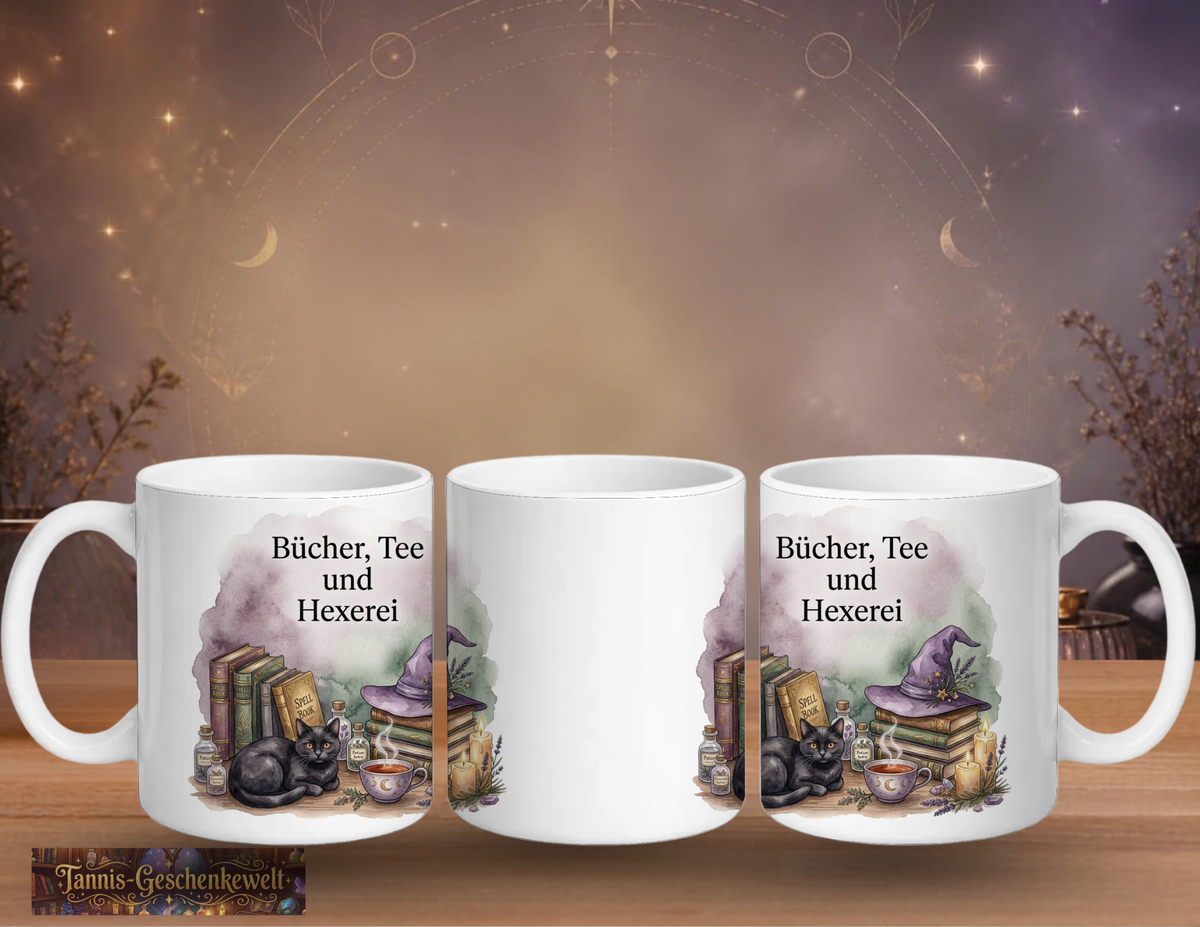 Drei Ansichten der weißen Tasse „Bücher, Tee und Hexerei“ mit schwarzer Katze, Zauberbüchern, lilafarbenem Hexenhut und Teetasse