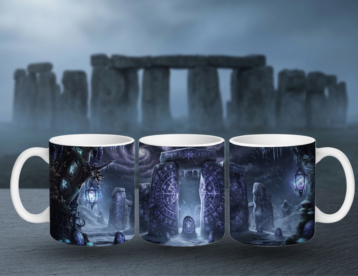Stonehenge-Tasse – Magischer Steinkreis im Runenlicht