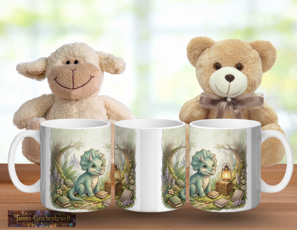 Drei Ansichten einer weißen Dinotasse mit grünem Triceratops, Schatztruhe und Laterne, dekoriert mit einem Teddy und einem Stoffschaf.
