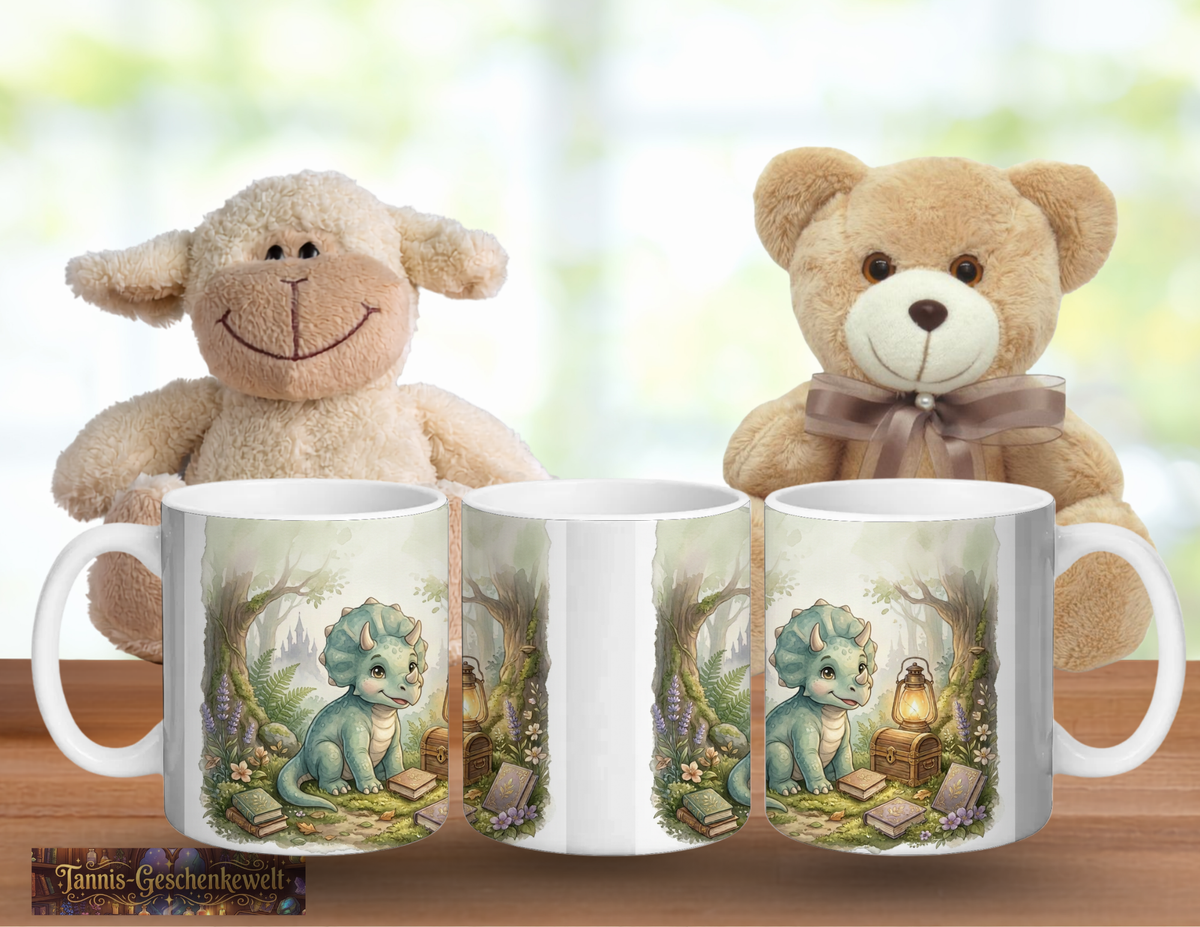 Drei Ansichten einer weißen Dinotasse mit grünem Triceratops, Schatztruhe und Laterne, dekoriert mit einem Teddy und einem Stoffschaf.
