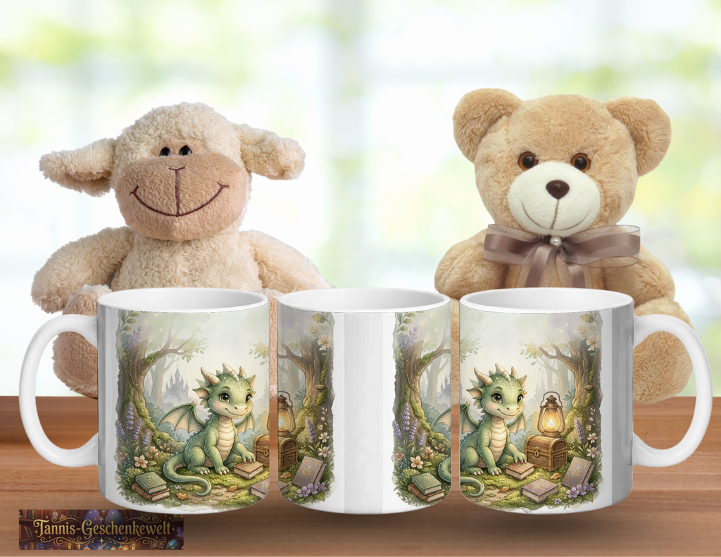Weiße Tassen mit grünem Drachen und Schatztruhe, dekoriert mit einem Teddy und einem Stoffschaf.
