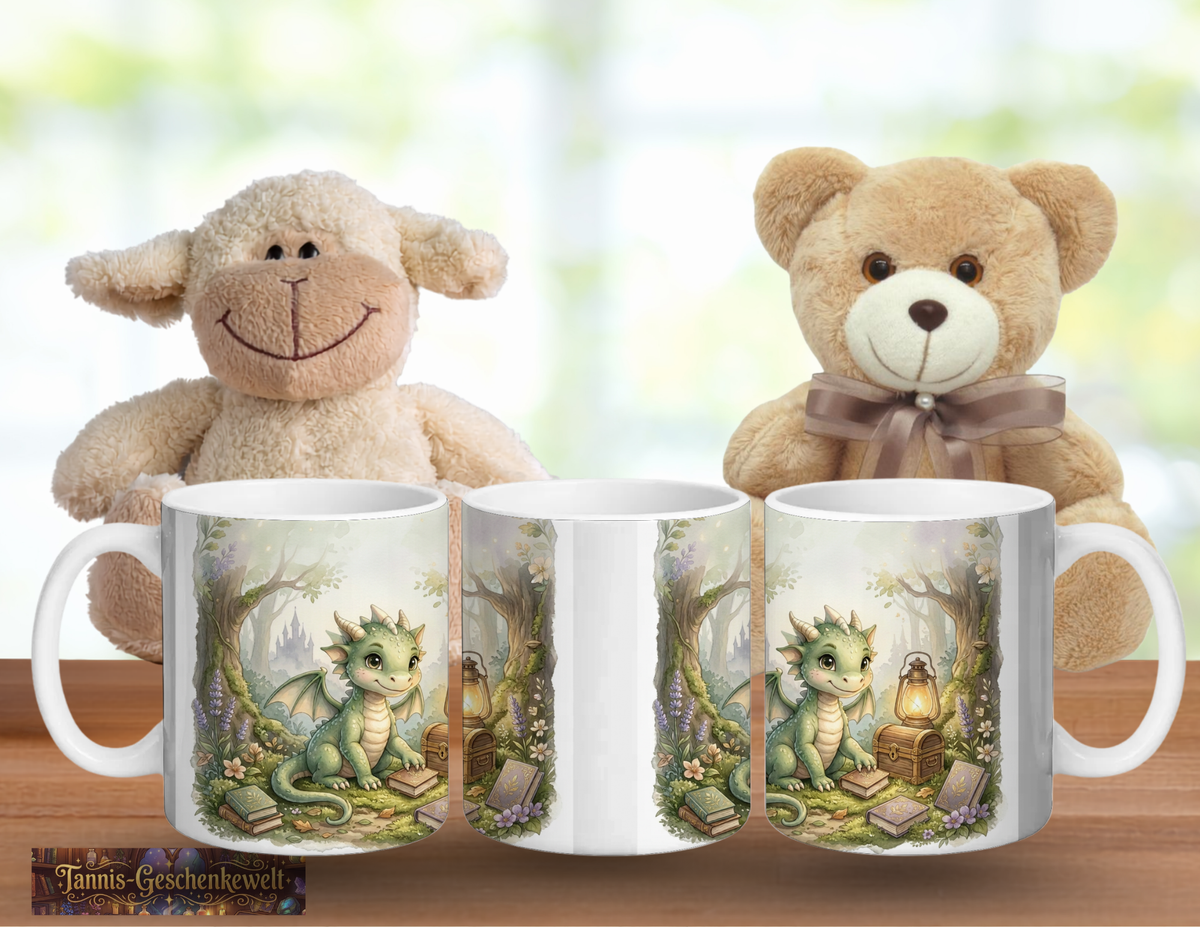Weiße Tassen mit grünem Drachen und Schatztruhe, dekoriert mit einem Teddy und einem Stoffschaf.
