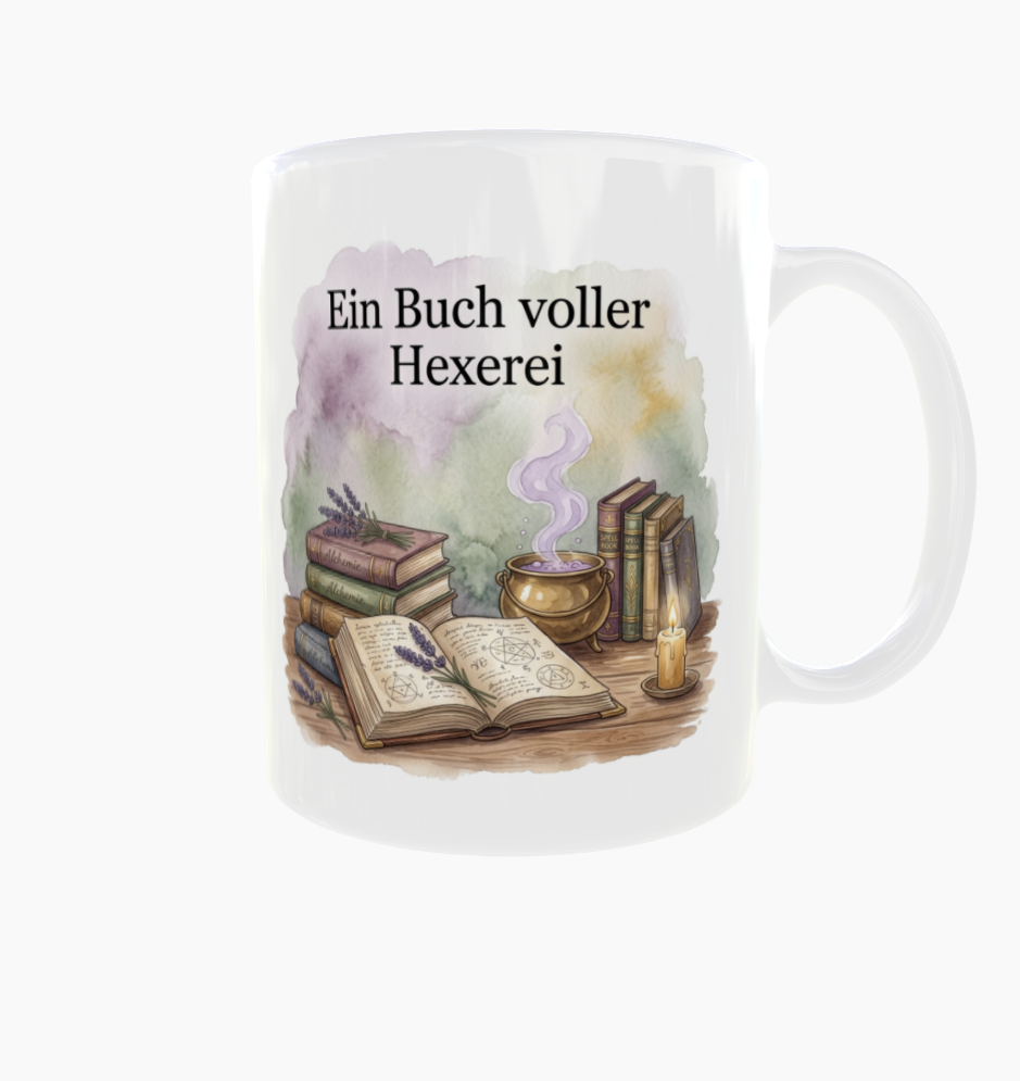 Weiße Tasse „Ein Buch voller Hexerei“ mit Henkel rechts, Zauberbuch, goldfarbenem Kessel und lilafarbenem Dampf.