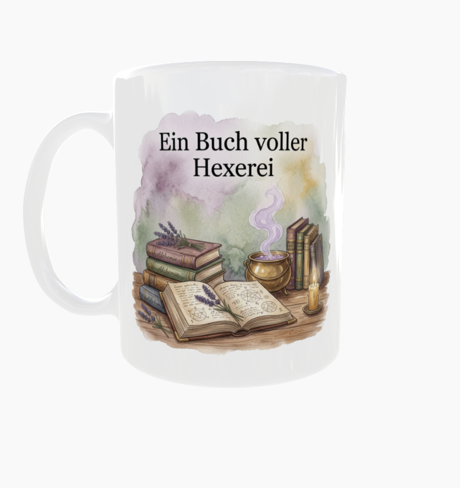 Weiße Tasse „Ein Buch voller Hexerei“ mit Henkel links, Zauberbuch, goldfarbenem Kessel und lilafarbenem Dampf.