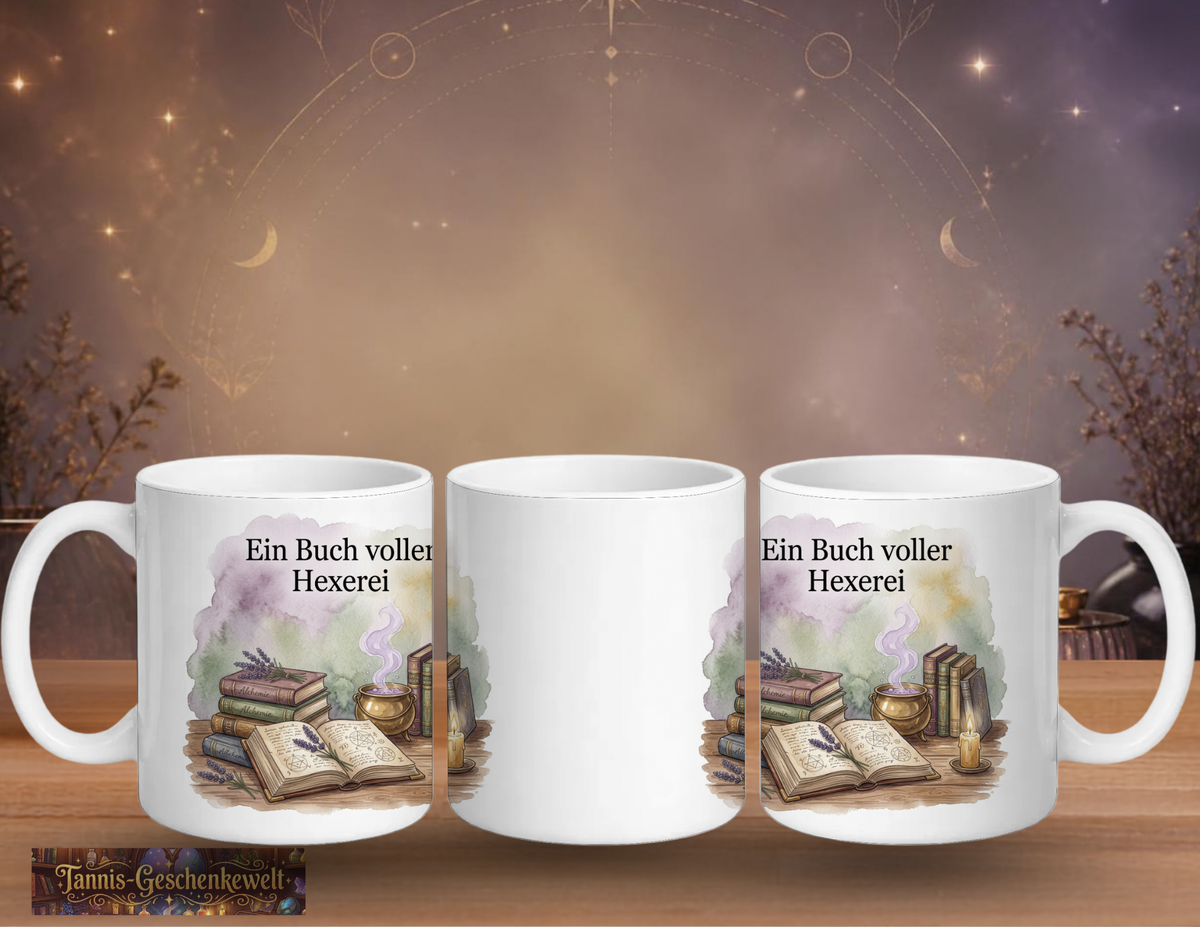 Drei Ansichten der weißen Tasse „Ein Buch voller Hexerei“ mit geöffnetem Zauberbuch, Bücherstapeln, Kessel und Kerze.