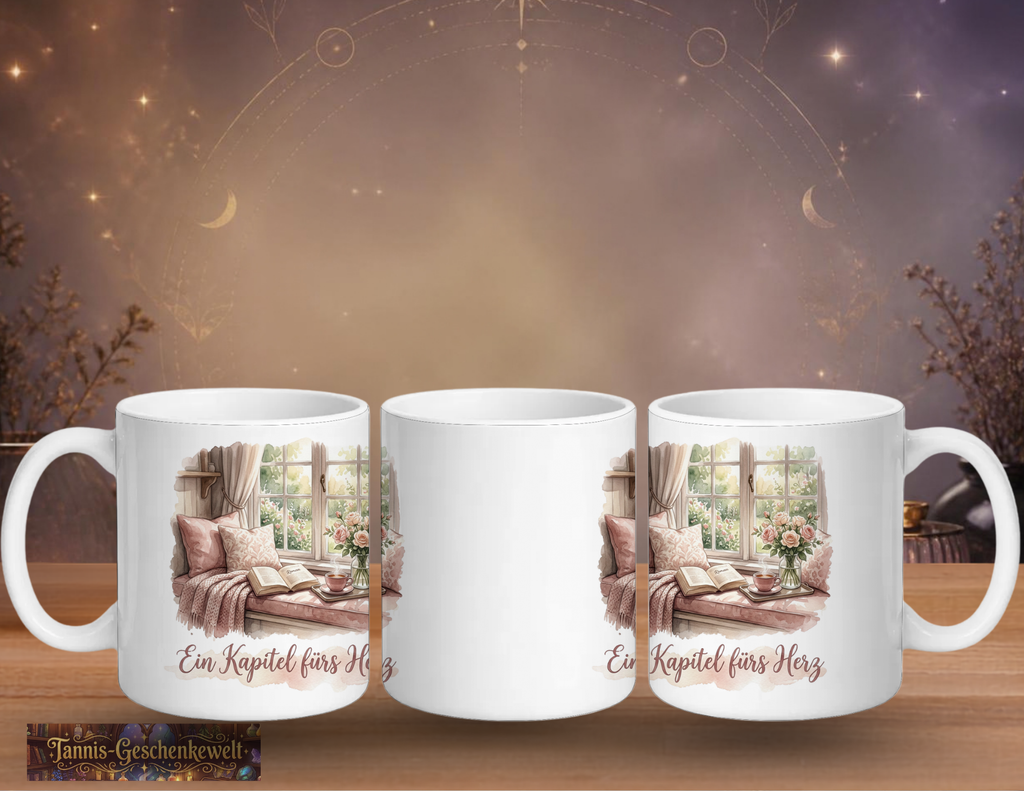 Drei Ansichten der weißen Tasse „Ein Kapitel fürs Herz“ mit romantischem Fensterplatz, offenem Buch, Tee und Rosen