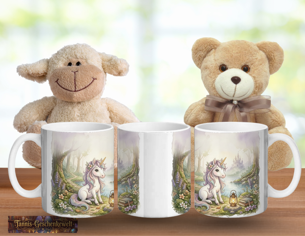 Drei Ansichten einer weißen Einhorntasse am Zaubersee, dekoriert mit einem Teddy und einem Stoffschaf.
