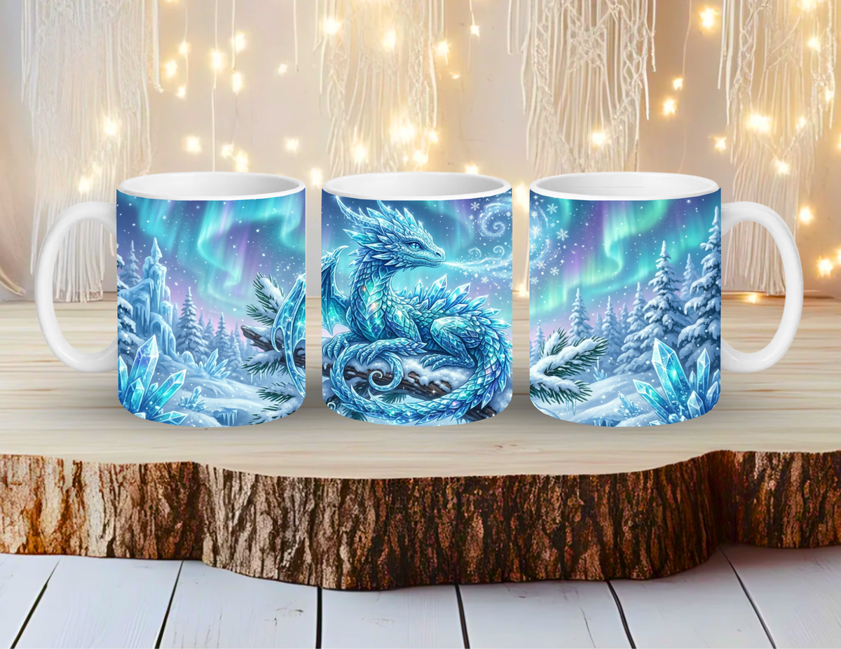 Eisdrachen-Tasse – Winterwald unter Polarlichtern