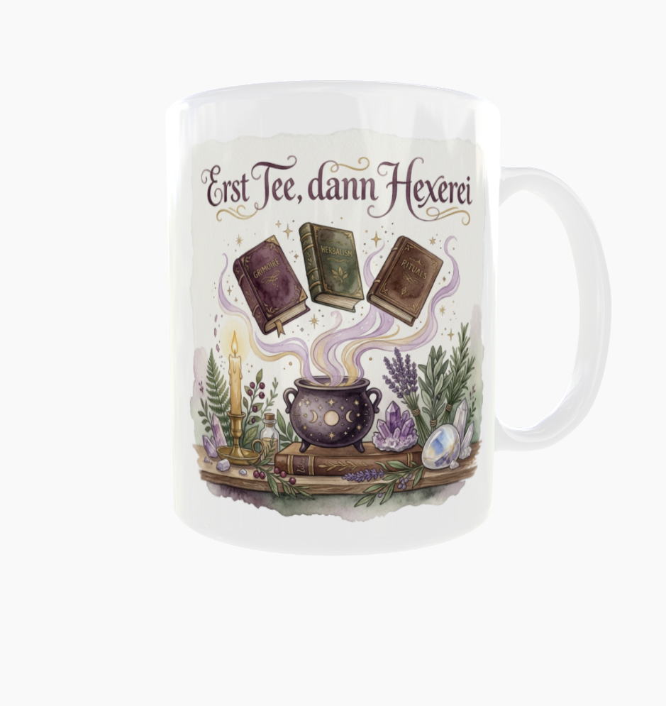 Weiße Tasse „Erst Tee, dann Hexerei“ mit Henkel rechts, schwebenden Zauberbüchern, Kessel und Kerze