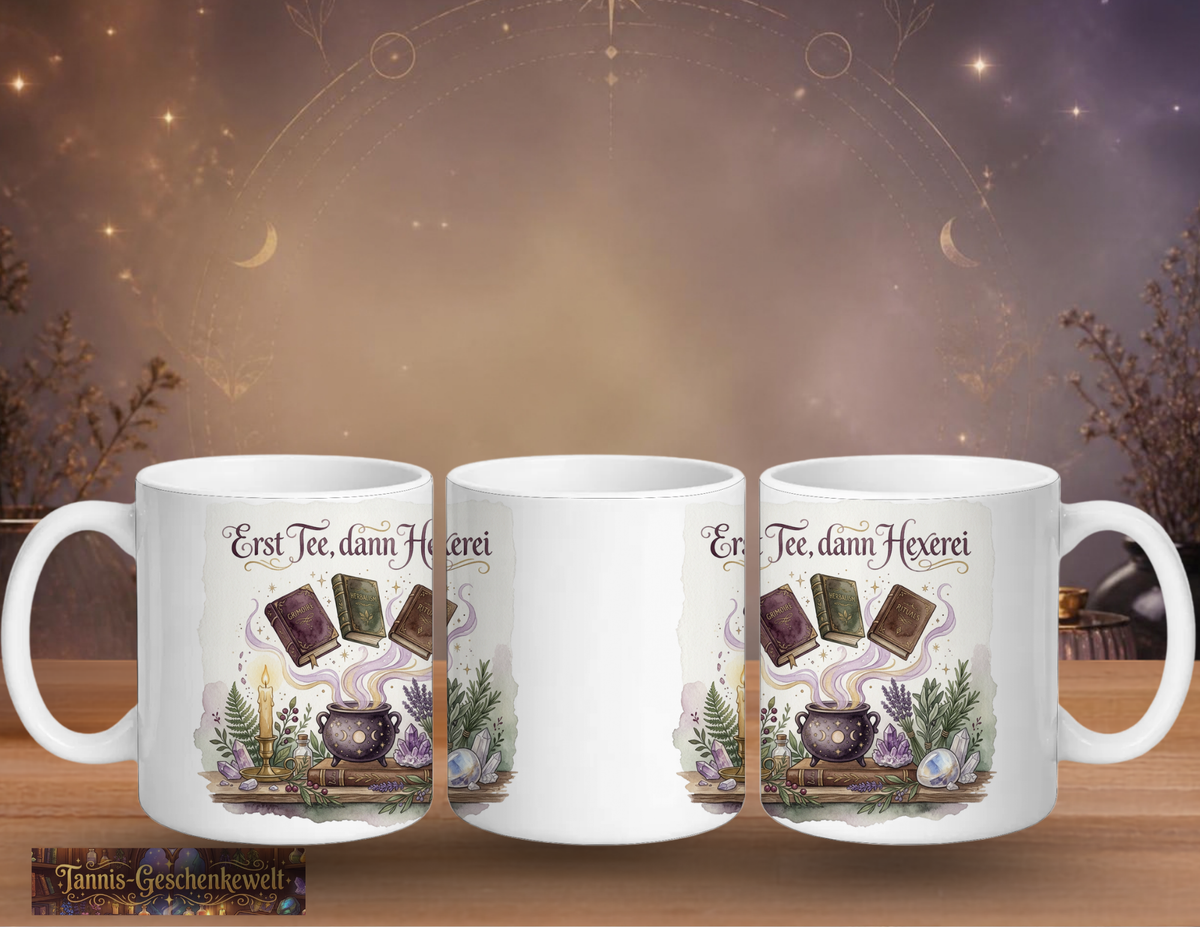 Drei Ansichten der weißen Tasse „Erst Tee, dann Hexerei“ mit schwebenden Zauberbüchern, dunklem Kessel, Kräutern und Kristallen.