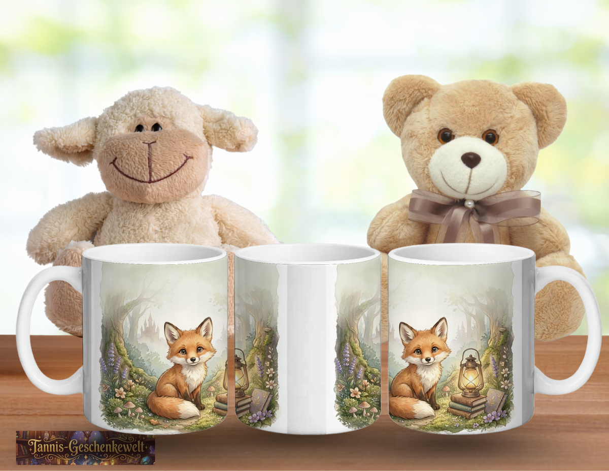 Drei Ansichten einer weißen Fuchstasse mit Waldmotiv, Büchern und Laterne, dekoriert mit einem Teddy und einem Stoffschaf.
