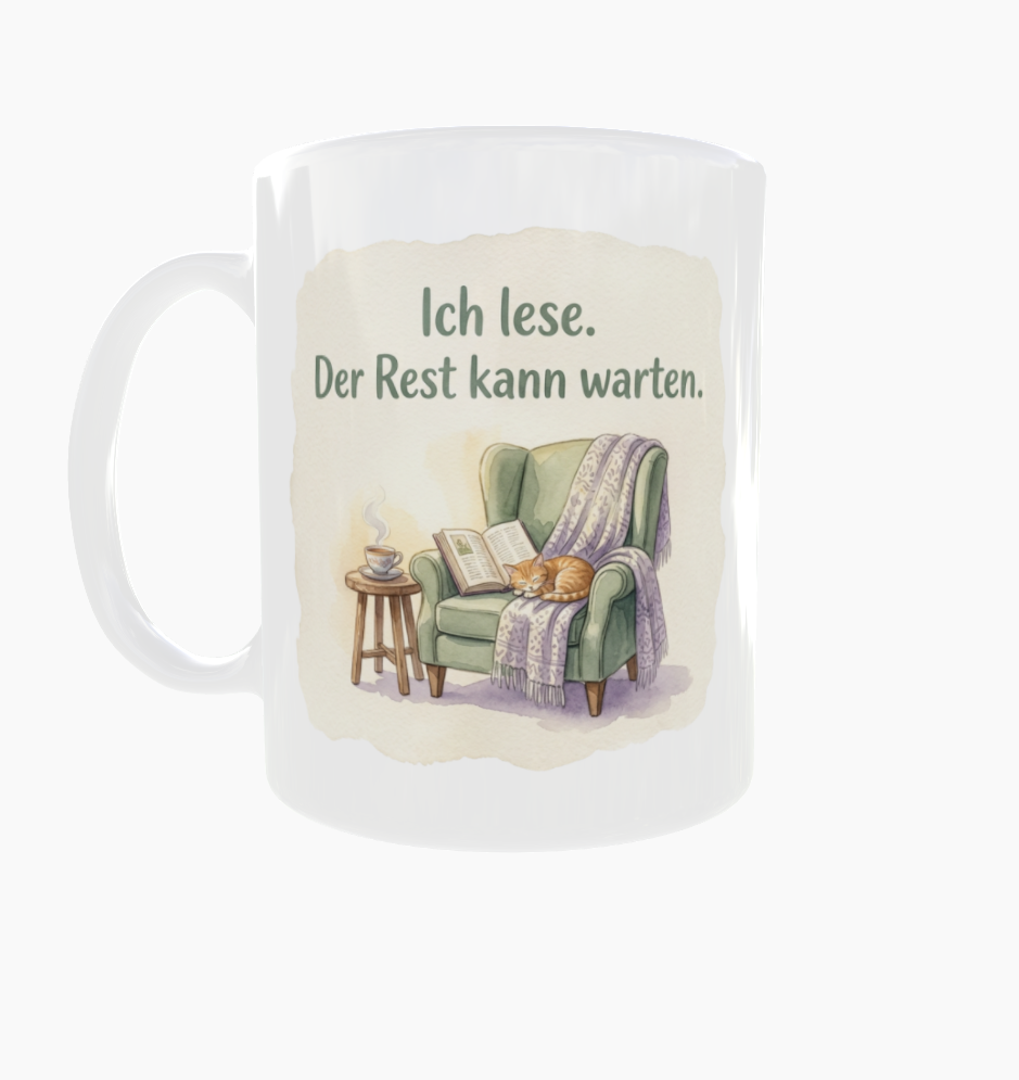 Weiße Tasse „Ich lese. Der Rest kann warten.“ mit Henkel links und Motiv mit Lesesessel, Katze, Buch und Tee