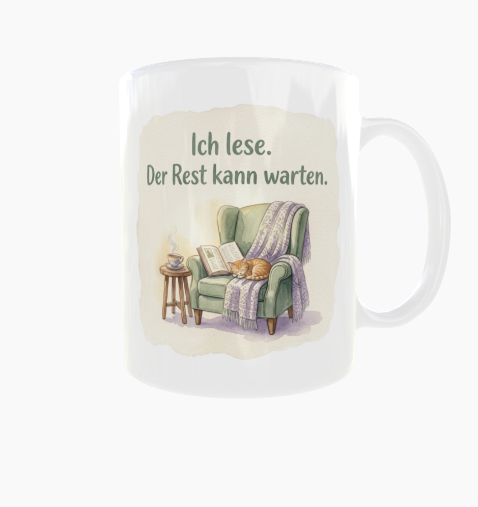 Weiße Tasse „Ich lese. Der Rest kann warten.“ mit Henkel rechts und Motiv mit Lesesessel, Katze, Buch und Tee.