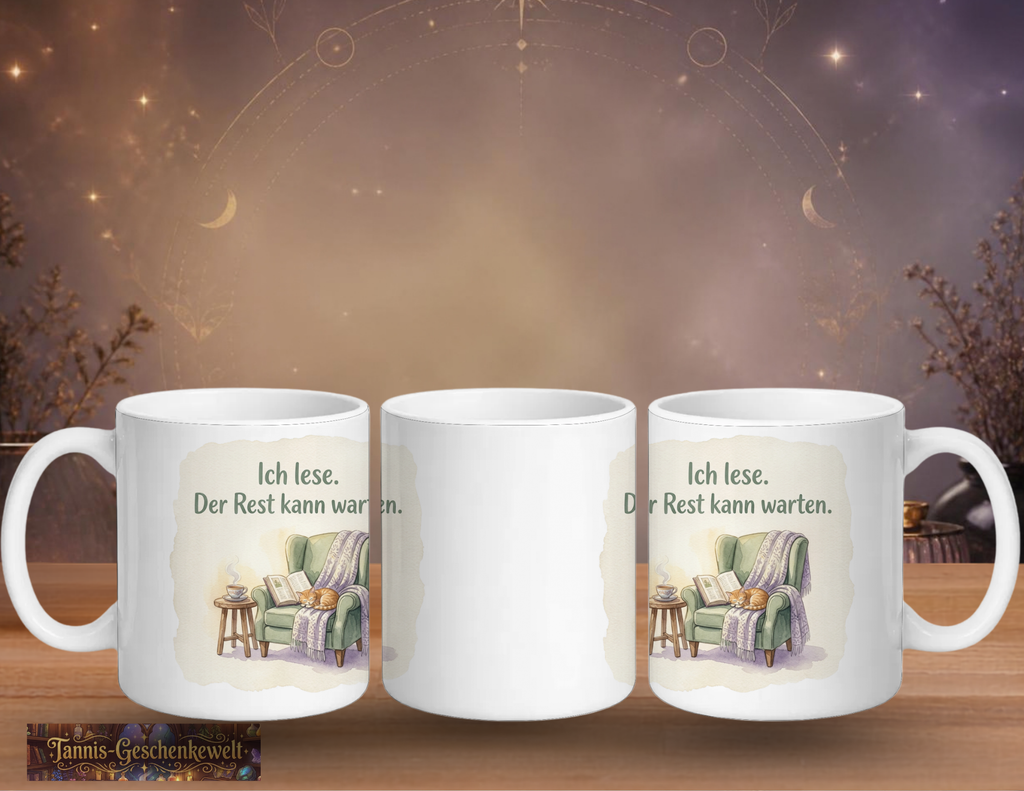 Drei Ansichten der weißen Tasse „Ich lese. Der Rest kann warten.“ mit grünem Lesesessel, schlafender Katze, Buch und Tee.