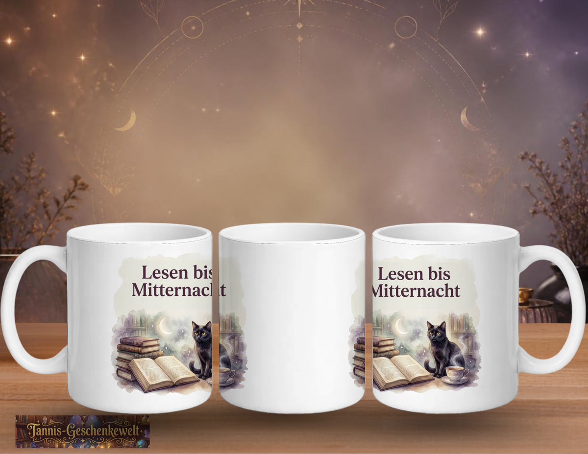 Drei Ansichten einer weißen Lese-Tasse mit dem Spruch ‚Lesen bis Mitternacht‘, schwarzer Katze, Büchern, Mond und Tee.