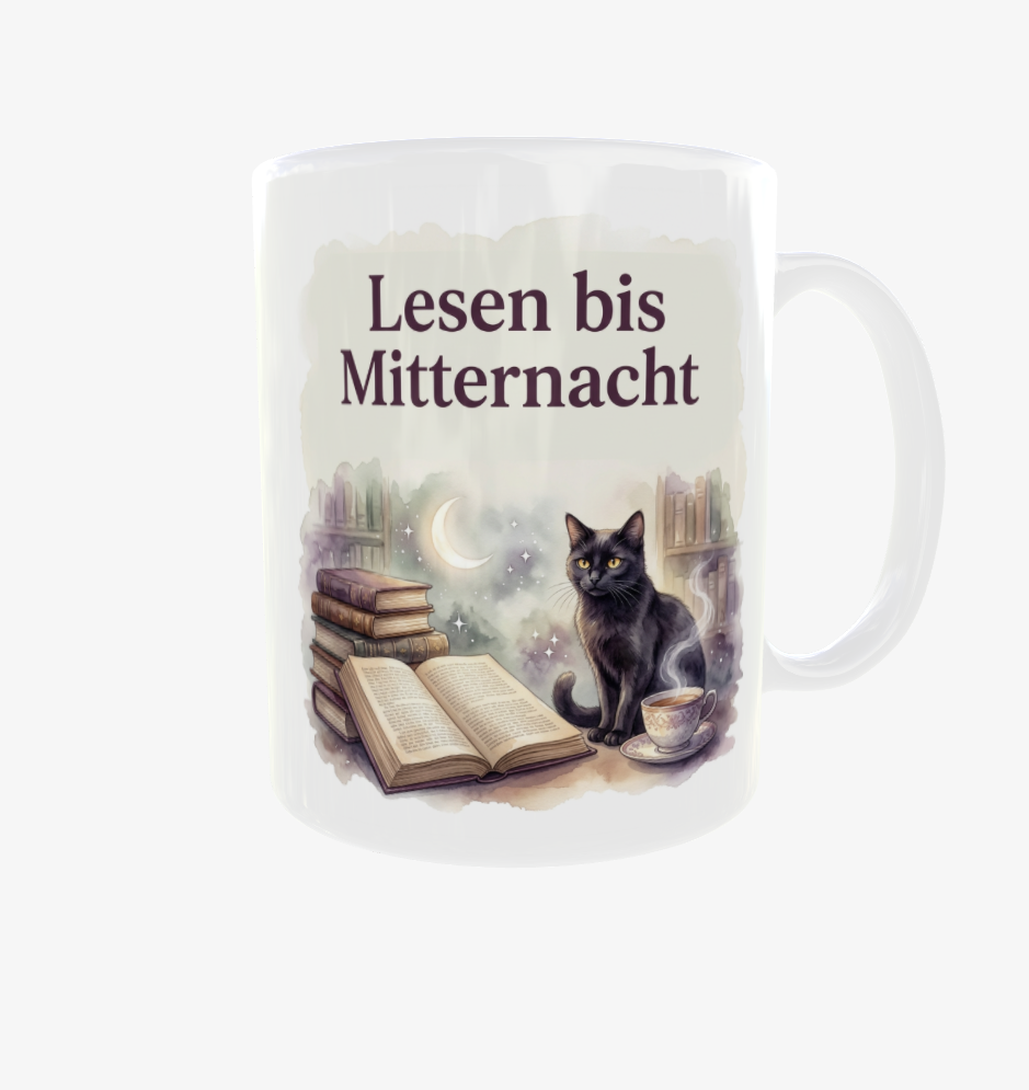 Weiße Lese-Tasse mit Henkel rechts, dem Spruch ‚Lesen bis Mitternacht‘ und einer schwarzen Katze neben offenem Buch und Teetasse.