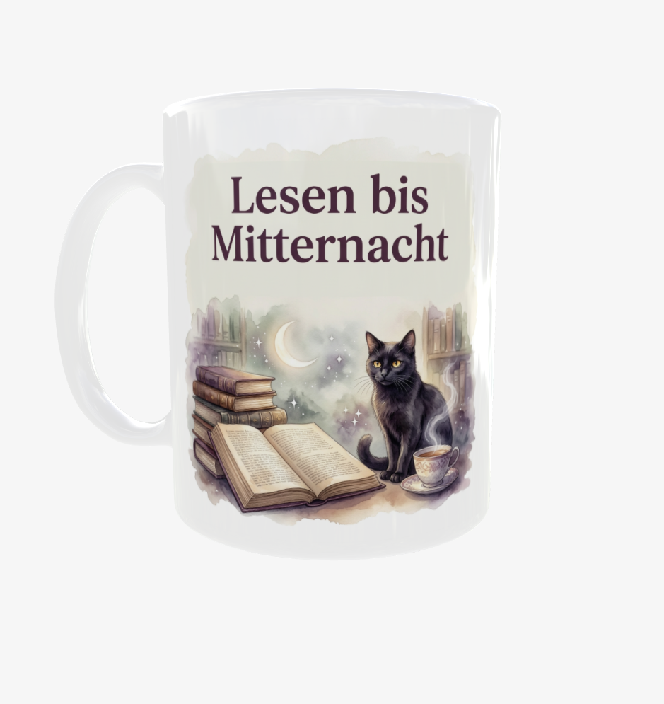 Weiße Lese-Tasse mit Henkel links und dem Motiv ‚Lesen bis Mitternacht‘ mit schwarzer Katze, Bücherstapeln, Mondsichel und Sternen.