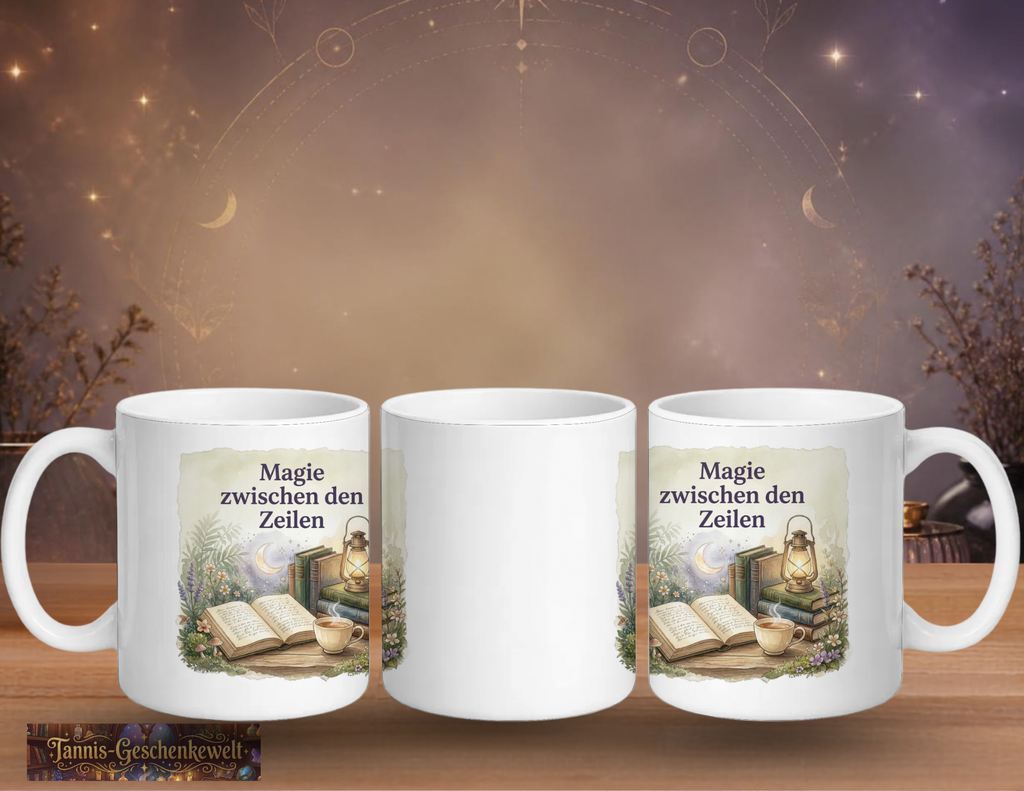 Drei Ansichten einer weißen Lese-Tasse mit dem Spruch ‚Magie zwischen den Zeilen‘, Mondsichel, Büchern, Tee und Laterne