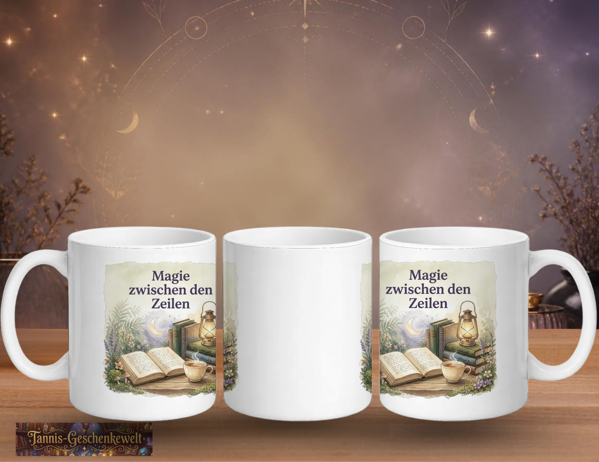 Drei Ansichten einer weißen Lese-Tasse mit dem Spruch ‚Magie zwischen den Zeilen‘, Mondsichel, Büchern, Tee und Laterne