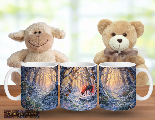Magische Keramiktasse mit dunklem Einhorn und leuchtendem roten Horn im verschneiten Zauberwald
