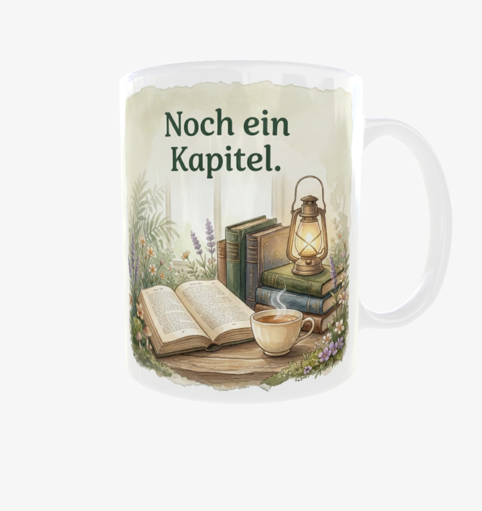 Weiße Lese-Tasse mit Henkel rechts, dem Spruch ‚Noch ein Kapitel.‘, offenem Buch, Teetasse und leuchtender Laterne