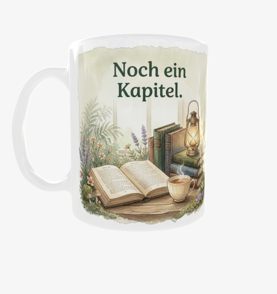 Weiße Lese-Tasse mit Henkel links und dem Aquarellmotiv ‚Noch ein Kapitel.‘ mit Büchern, Tee, Laterne und Blumen.