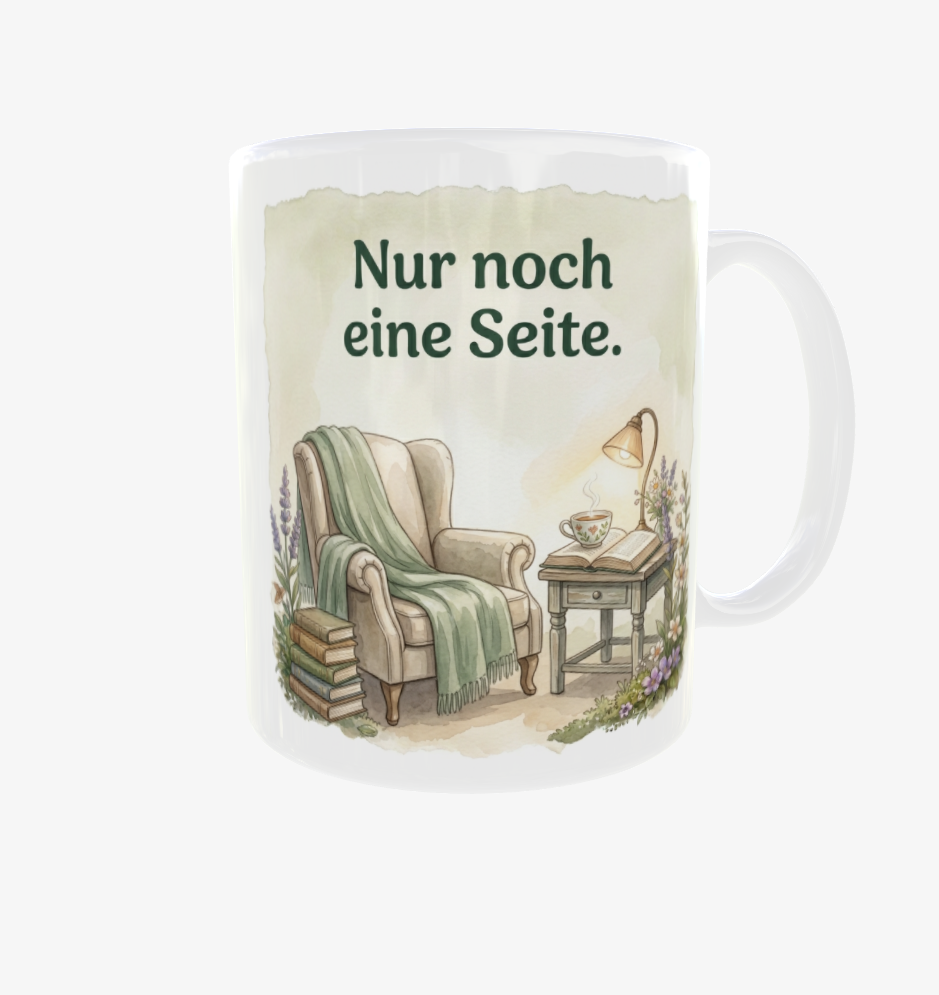 Weiße Lese-Tasse mit Henkel rechts, dem Spruch ‚Nur noch eine Seite.‘, gemütlichem Sessel, Buch, Teetasse und Leselampe