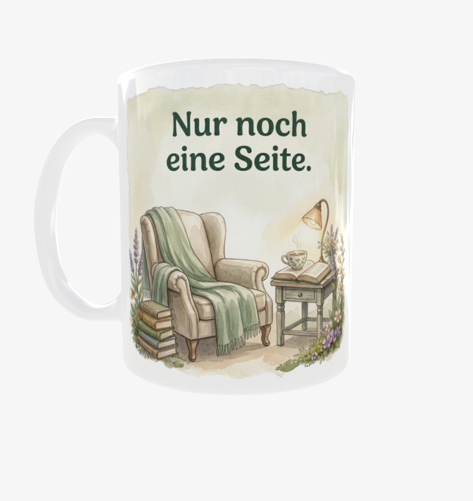 Weiße Lese-Tasse mit Henkel links und dem Motiv ‚Nur noch eine Seite.‘ mit Sessel, salbeigrüner Decke und Büchern.