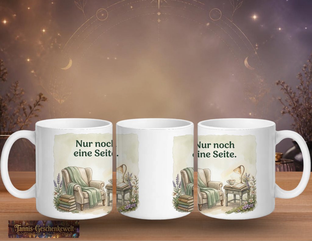 Drei Ansichten einer weißen Lese-Tasse mit dem Spruch ‚Nur noch eine Seite.‘ und einem Aquarellmotiv aus Sessel, Büchern und Tee.“
