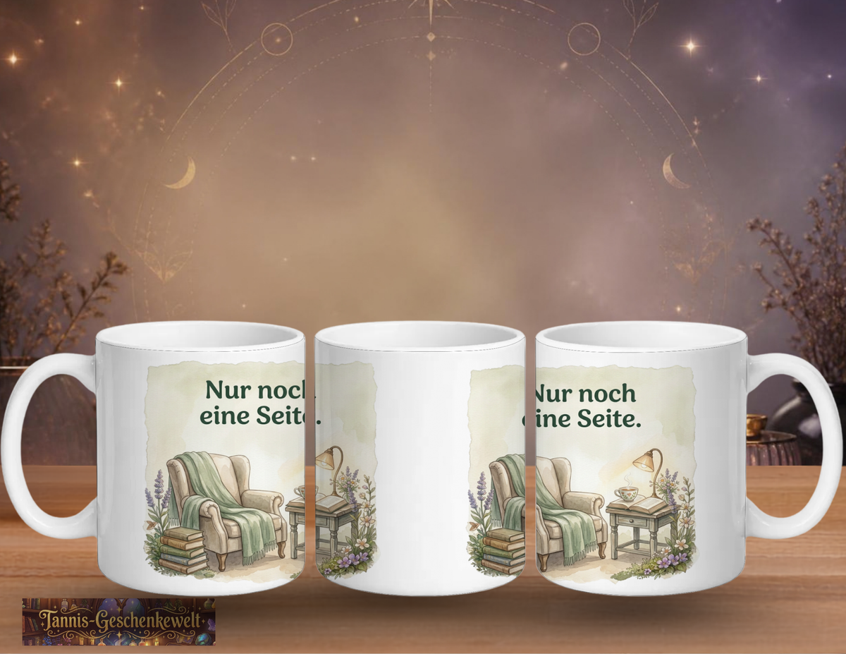 Drei Ansichten einer weißen Lese-Tasse mit dem Spruch ‚Nur noch eine Seite.‘ und einem Aquarellmotiv aus Sessel, Büchern und Tee.“