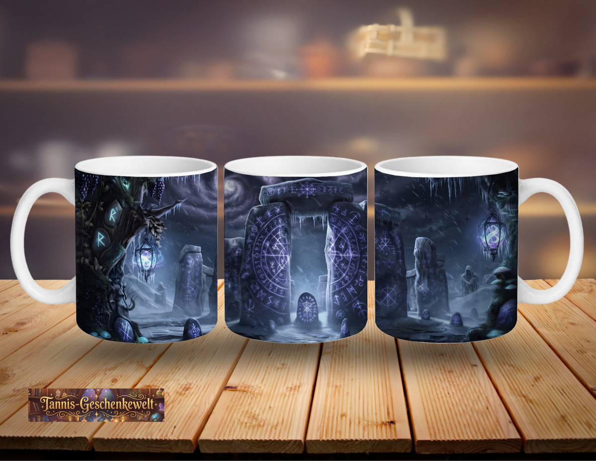 Stonehenge-Tasse – Magischer Steinkreis im Runenlicht