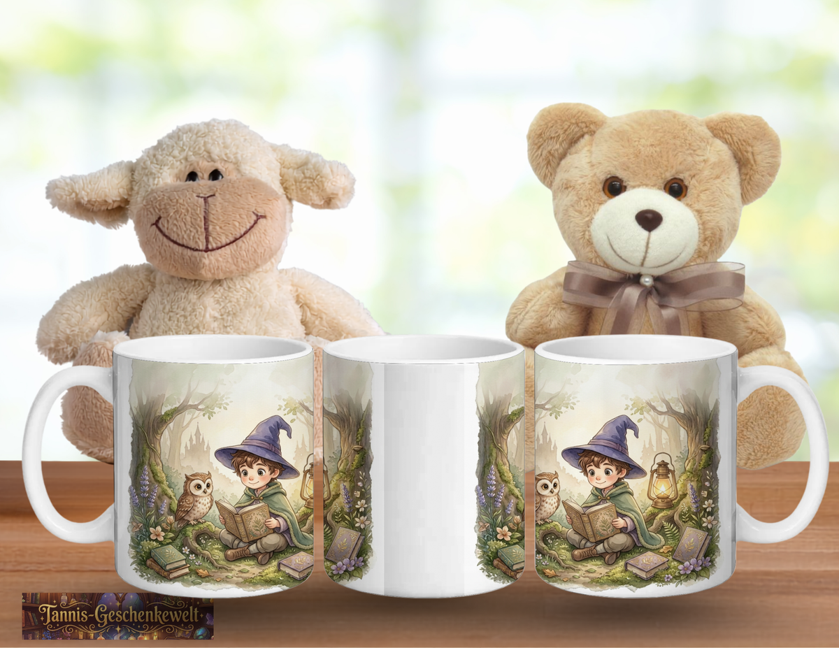 Drei Ansichten einer weißen Tasse mit Zauberjungen und Eule im Wald, dekoriert mit einem Teddy und einem Stoffschaf.
