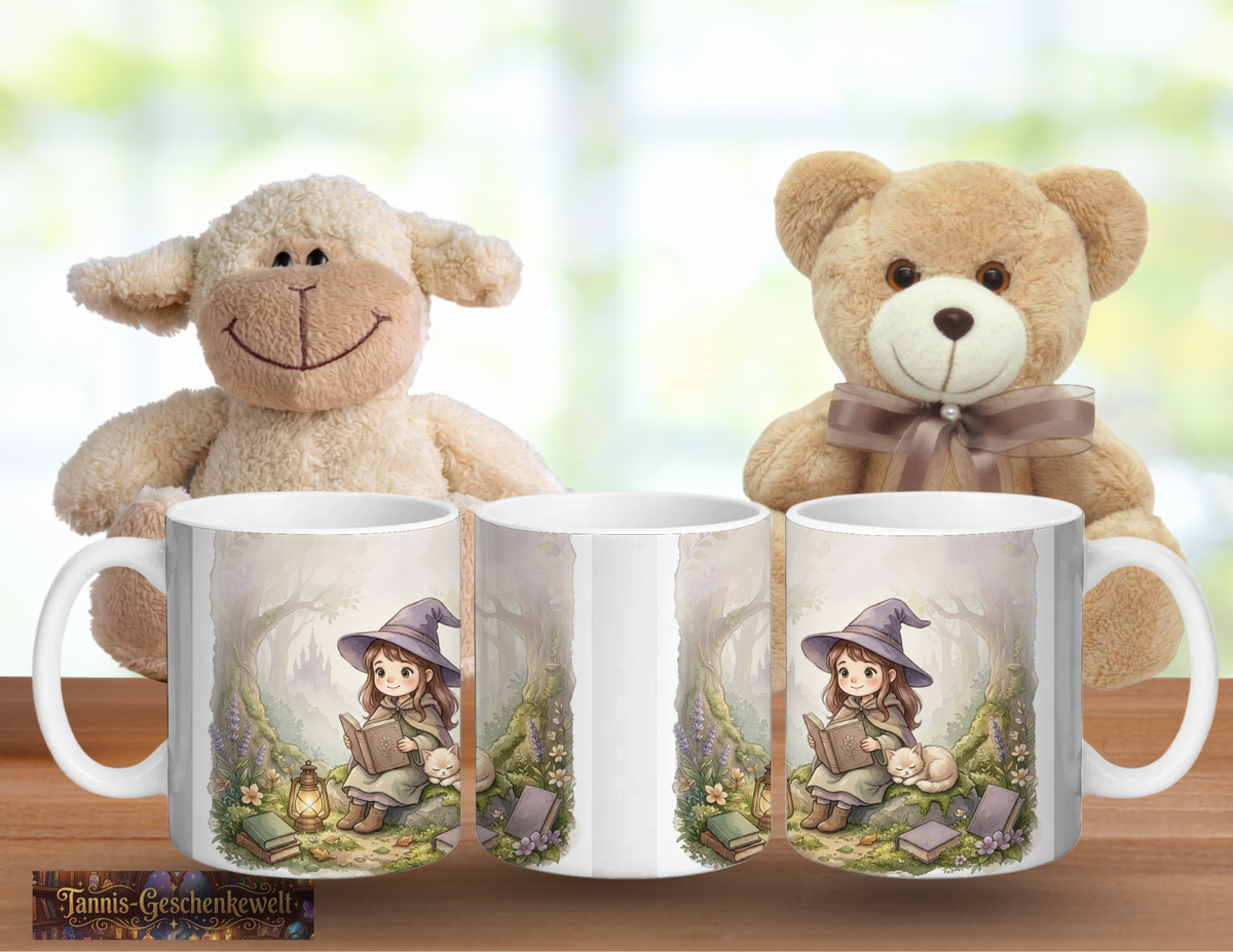 Drei Ansichten einer weißen Tasse mit Zaubermädchen und Katze im Wald, dekoriert mit einem Teddy und einem Stoffschaf.
