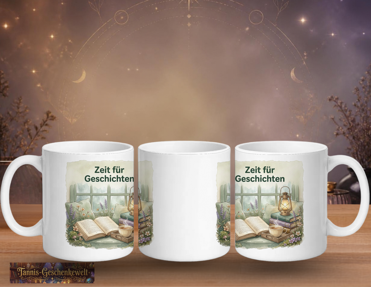 Drei Ansichten einer weißen Lese-Tasse mit dem Spruch ‚Zeit für Geschichten‘, gemütlichem Fensterplatz, Büchern, Tee und Laterne.