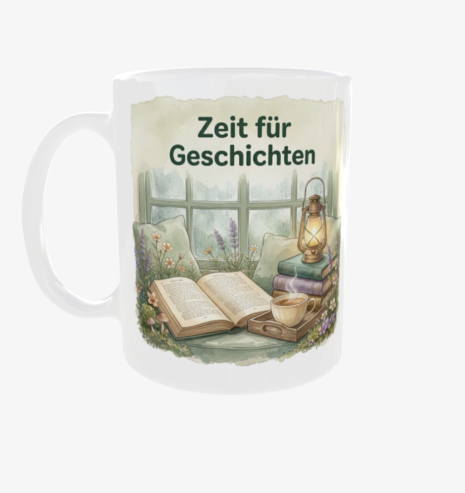 Weiße Lese-Tasse mit Henkel links und dem Motiv ‚Zeit für Geschichten‘ mit Fensterplatz, Kissen, Büchern und leuchtender Laterne.