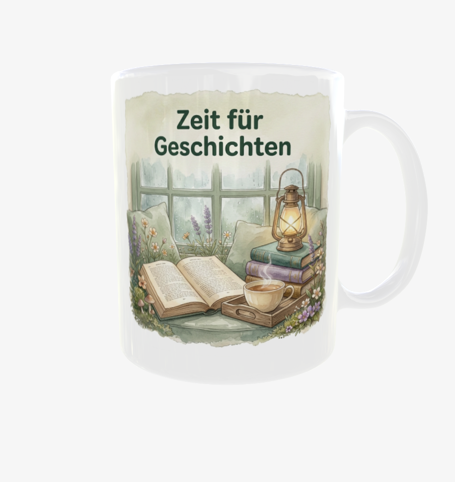 Weiße Lese-Tasse mit Henkel rechts, dem Spruch ‚Zeit für Geschichten‘, offenem Buch und Teetasse am Fenster