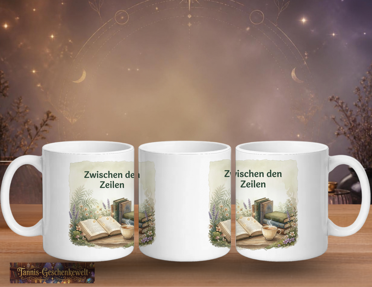 Drei Ansichten einer weißen Lese-Tasse mit dem Spruch ‚Zwischen den Zeilen‘, Büchern, goldenen Sternen und Tee.