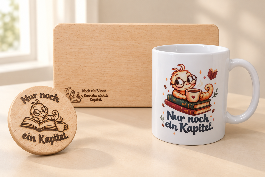 Bücherwurm-Geschenkset mit weißer Motivtasse, graviertem Frühstücksbrettchen und rundem Holzuntersetzer.