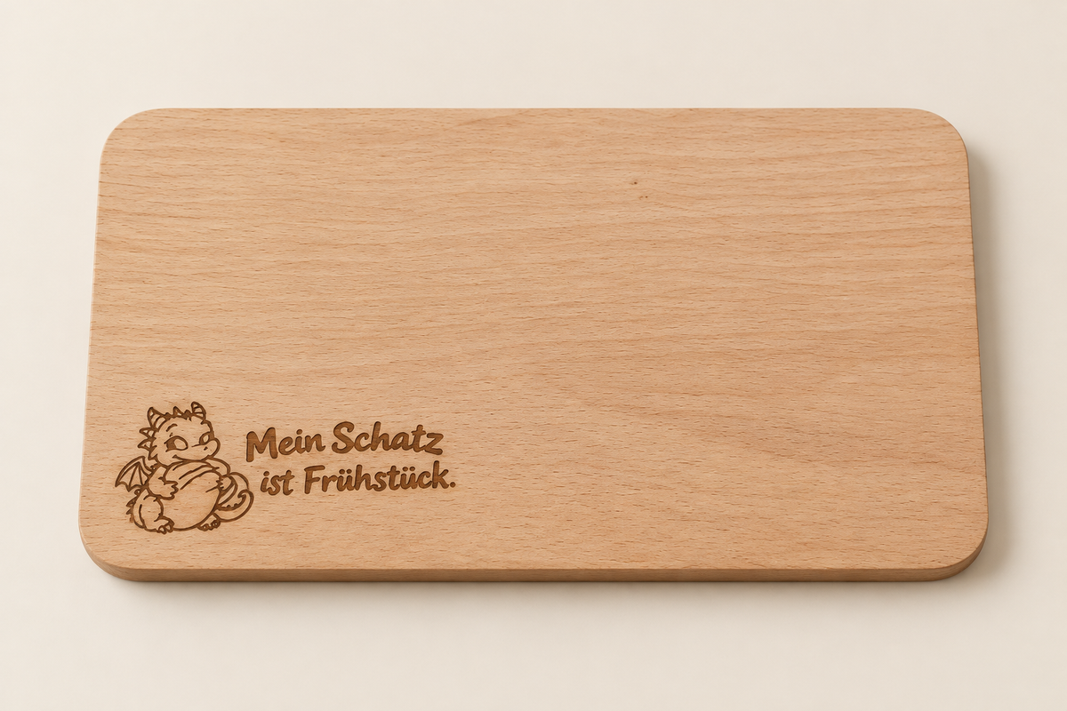 Frühstücksbrettchen aus Buchenholz mit kleiner Drachen-Gravur und dem Spruch „Mein Schatz ist Frühstück.“
