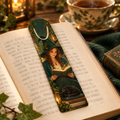 Digitale Vorschau des Lesehexen-Lesezeichens auf einem offenen Buch neben einer Teetasse