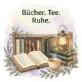 Aquarellmotiv ‚Bücher. Tee. Ruhe.‘ mit offenem Buch, Holzregal, Teetasse und leuchtender Laterne zwischen Blättern und Blumen.