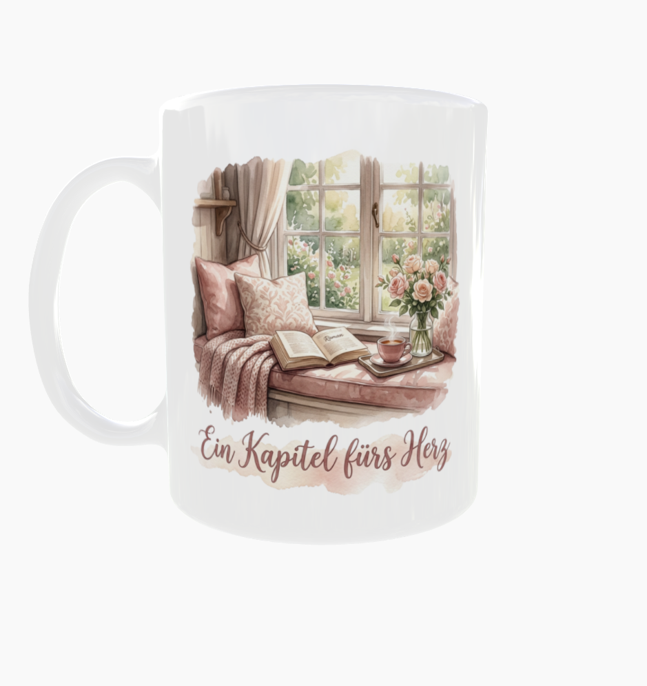 Weiße Tasse „Ein Kapitel fürs Herz“ mit Henkel links und Fensterplatz mit rosafarbenen Kissen, Buch, Tee und Rosen.