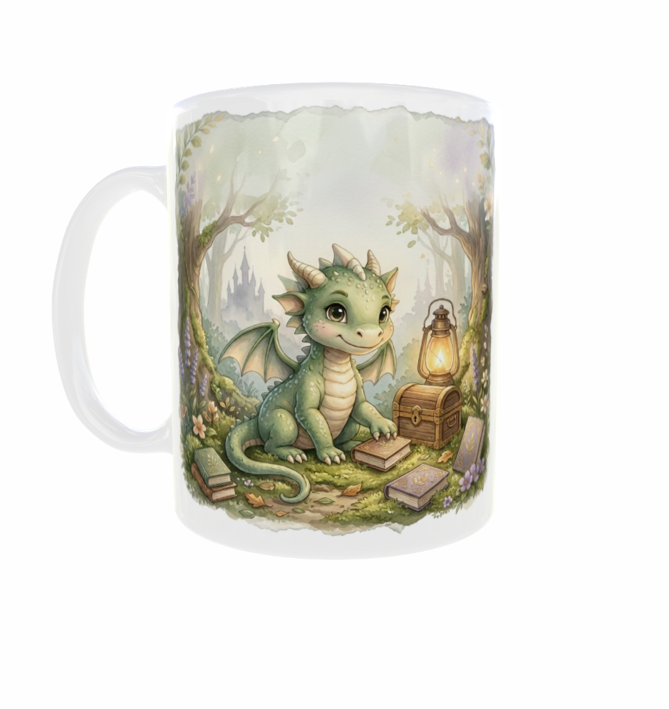 Weiße Drachentasse mit Henkel links: grüner Drache, Laterne und Schatztruhe im Aquarellstil.