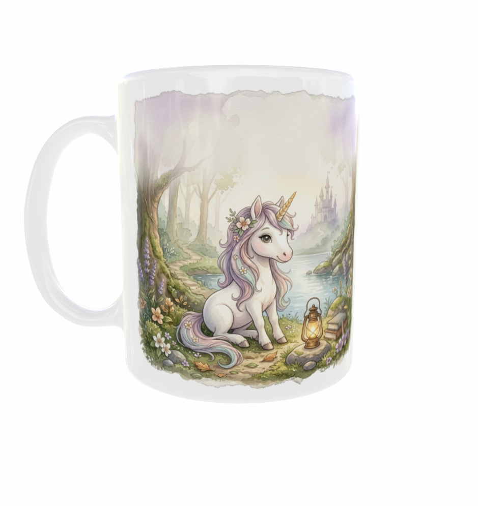 Weiße Einhorntasse mit Henkel links: Einhorn mit pastellfarbener Mähne am Waldsee, mit Laterne und Schloss im Hintergrund.
