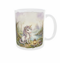 Weiße Einhorntasse mit Henkel links: Einhorn mit pastellfarbener Mähne am Waldsee, mit Laterne und Schloss im Hintergrund.
